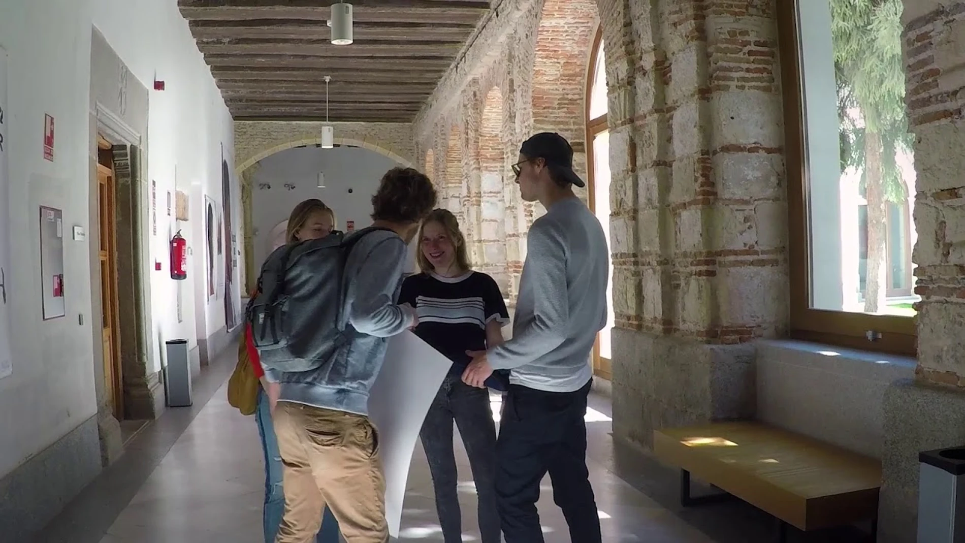 Estudiantes de IE University en las instalaciones que la institución tiene en Segovia