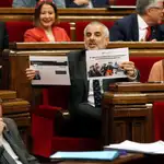 El portavoz de Ciudadanos, Carlos Carrizosa, interpela al presidente de la Generalitat, Quim Torra (i), este miércoles en el Parlament.