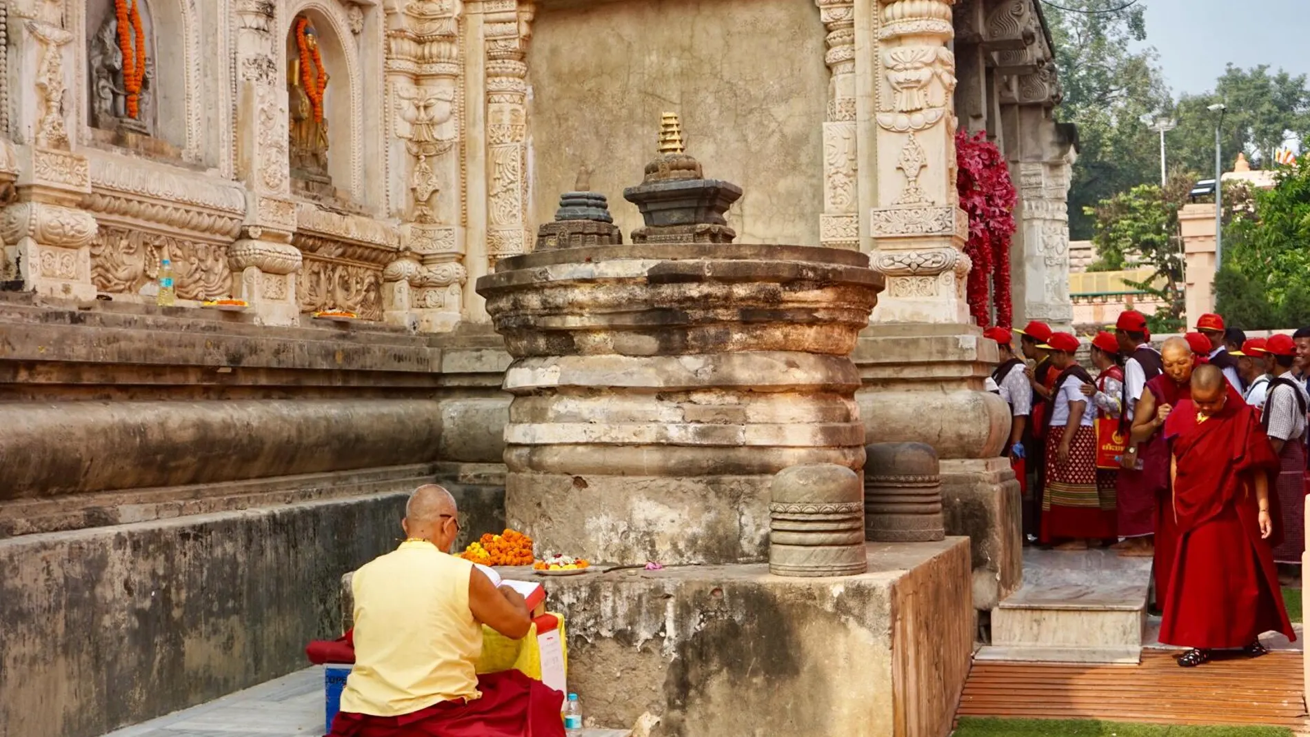 Un monje solitario murmura sus rezos junto al edificio principal de Mahabodhi.