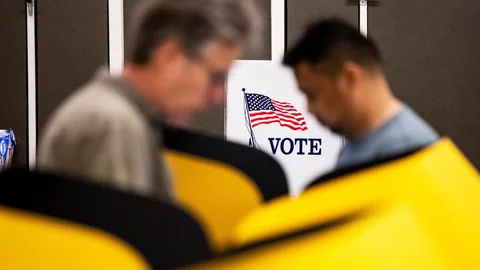 Votaciones en una escuela elemental de Chinatown, en Los Ángeles, California (Estados Unidos).