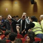 Un grupo de personas interrumpen el acto del secretario general de Podemos y vicepresidente segundo del Gobierno, Pablo Iglesias, durante el debate sobre "Reaccionarismo y fascismo en el siglo XXI" este miércoles en la Facultad de Ciencias Políticas de la Universidad Complutense en Madrid. EFE/Javier Lizón