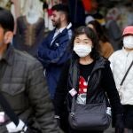 Turistas chinos con mascarillas protectoras para combatir el coronavirus