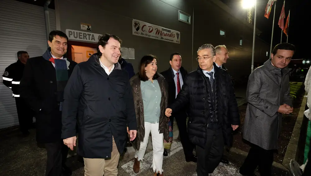 El presidente de Castilla y León, Alfonso Fernández Mañueco, a su llegada a Anduva, junto al consejero Ángel Ibáñez, entre otros