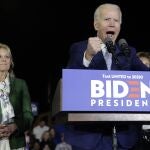 Joe Biden, acompañado por su mujer, Jill, anoche en Los Angeles