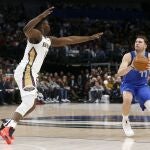 Doncic amaga un lanzamiento en presencia de Zion Williamson