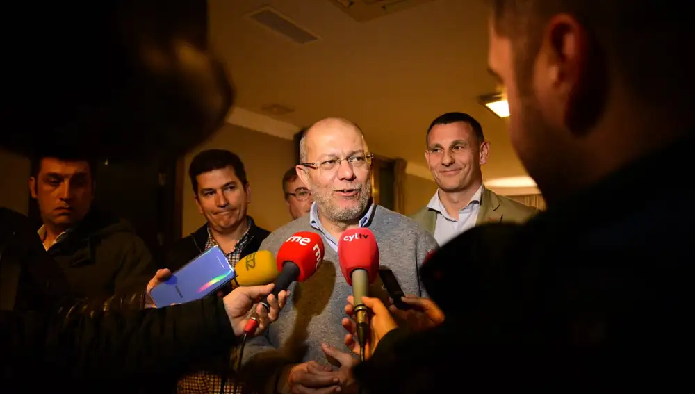 Francisco Igea atiende a los medios antes de un encuentro con militantes en Ávila