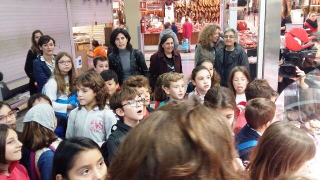 Visita de un colegio al Mercat de l´Olivar
