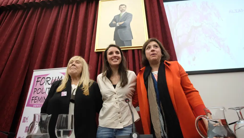 La ministra de Igualdad, Irene Montero (c), después de intervenir en el acto 'La alianza feminista' organizado por el Fórum de política feminista en la Universidad.Carlos Márquez / Europa Press