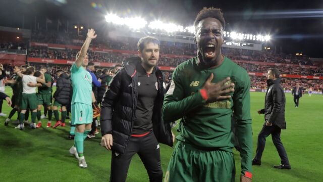 Iñaki Williams celebra su pase a la final de la Copa del Rey en el estadio Nuevo Los Cármenes