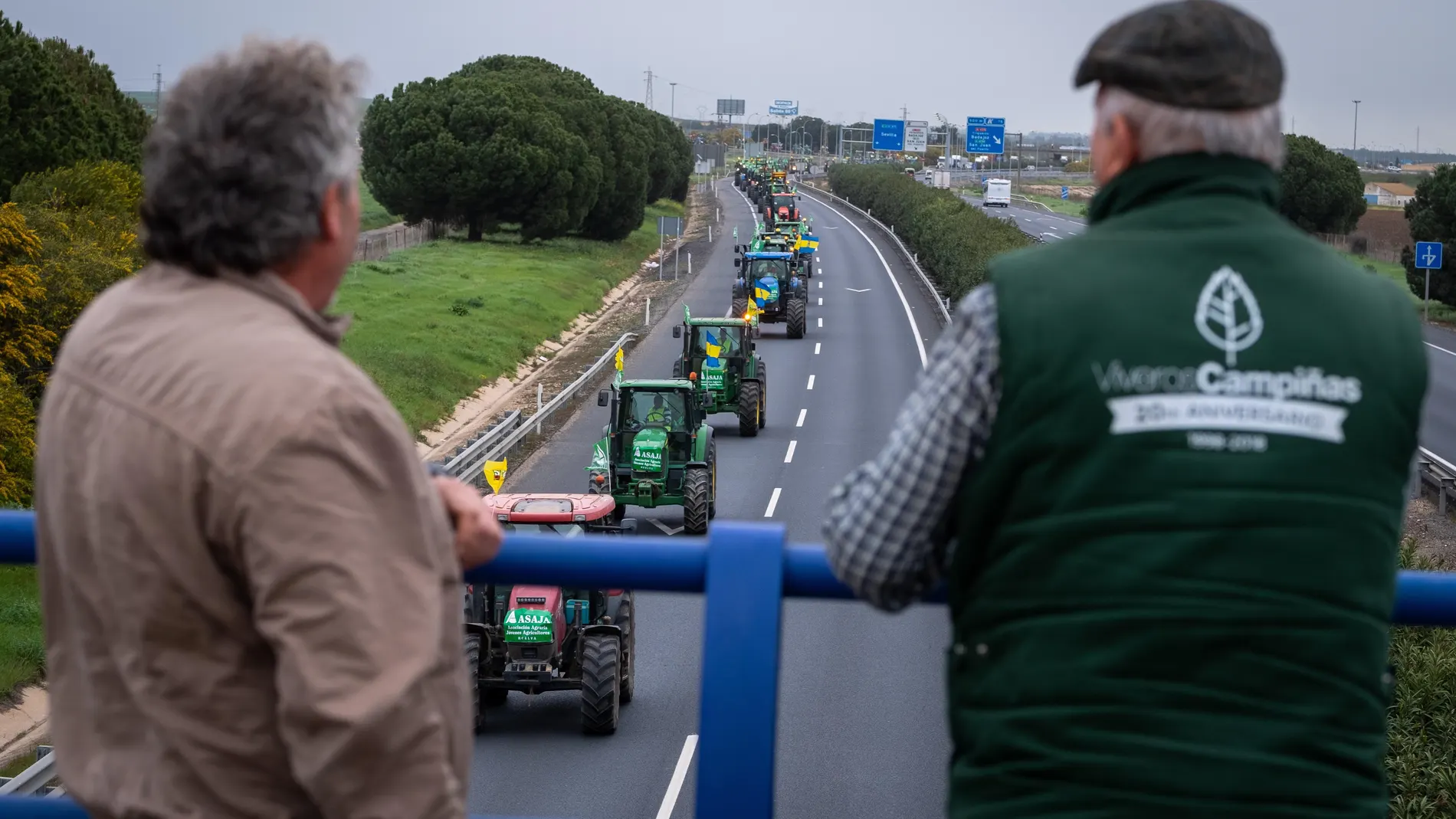 Agricultores y tractores cortan la A-49 en San Juan del Puerto (Huelva)