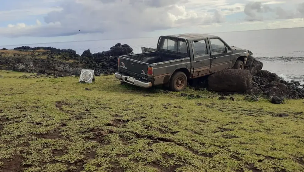 Momento en el que un turista estrella su camioneta contra un moai del Parque Nacional Rapa Nui, Patrimonio de la Humanidad por la Unesco, en la Isla de Pascua (Chile)