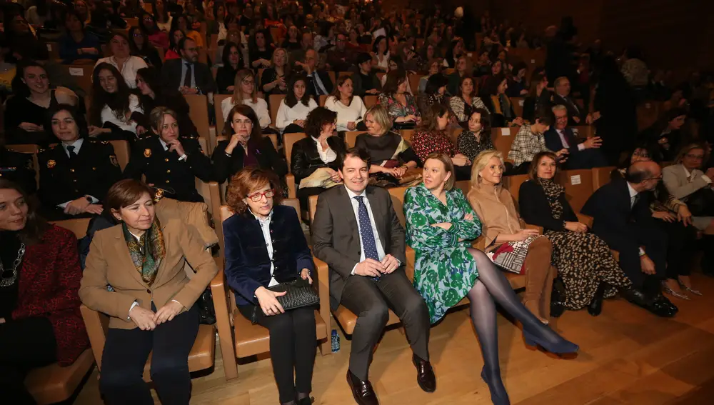 Fernández Mañueco durante el encuentro Mujer en Castilla y León que se celebraba en un repleto Centro Cultural Miguel Delibes de Valladolid