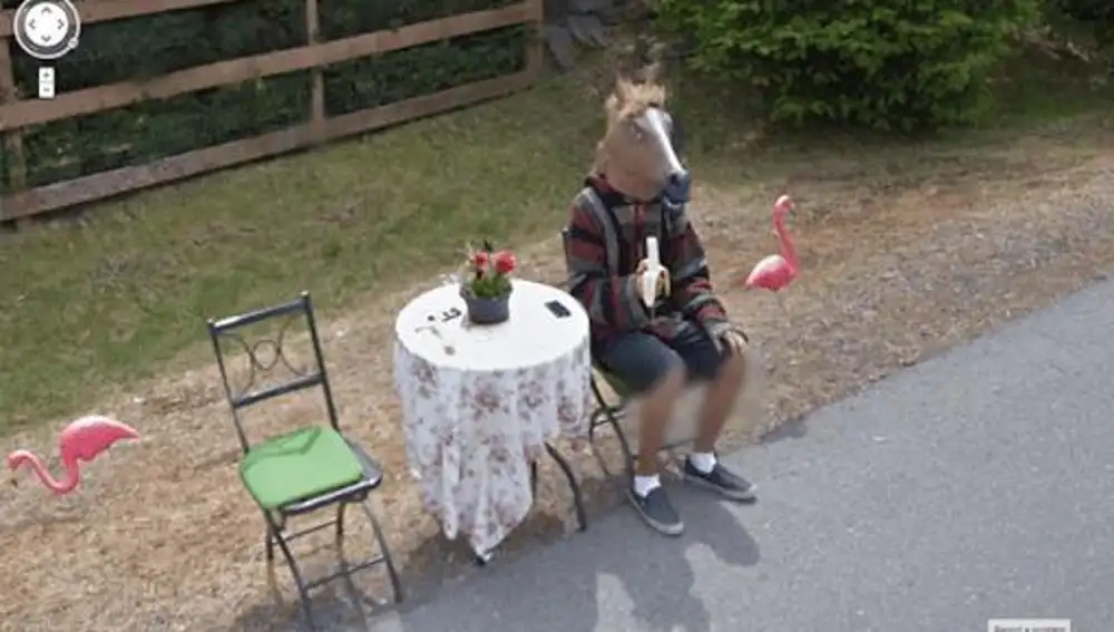 La imagen del hombre caballo, sentado en una silla merendando al borde de una carretera es uno de los clásicos del Street View