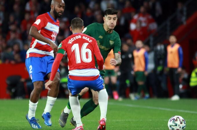 El centrocampista del Athletic Club de Bilbao Yuri Berchiche (d) intenta escaparse del francés Dimitri Foulquier (i) y Víctor Díaz, ambos del Granada CF, durante el partido de vuelta de las semifinales de la Copa del Rey. EFE/Pepe Torres