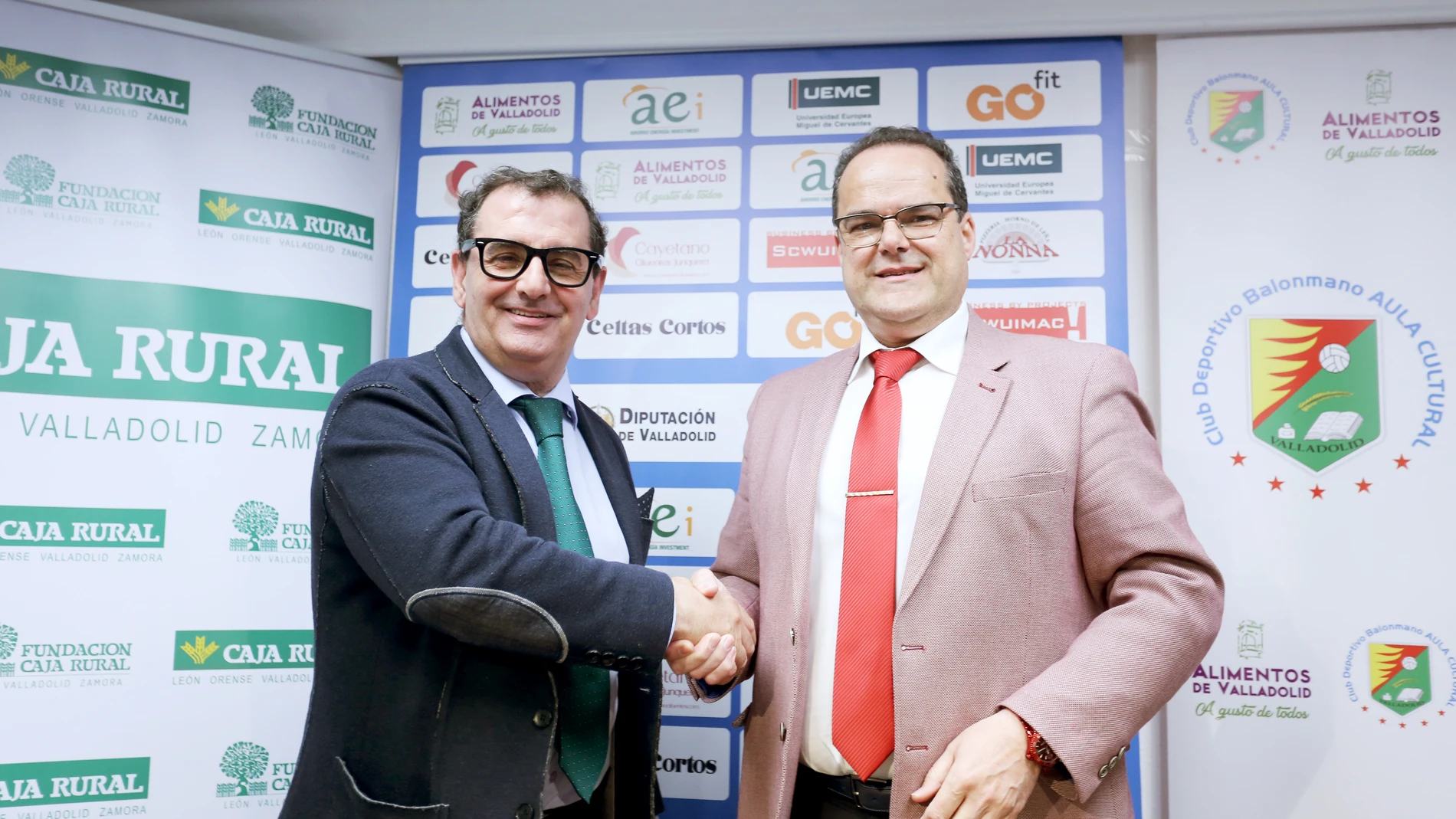 En la imagen, el director de Imagen y Comunicación de Caja Rural de Zamora, Narciso Prieto (I), y el presidente del Balonmano Aula Valladolid, Cayetano Cifuentes (D)