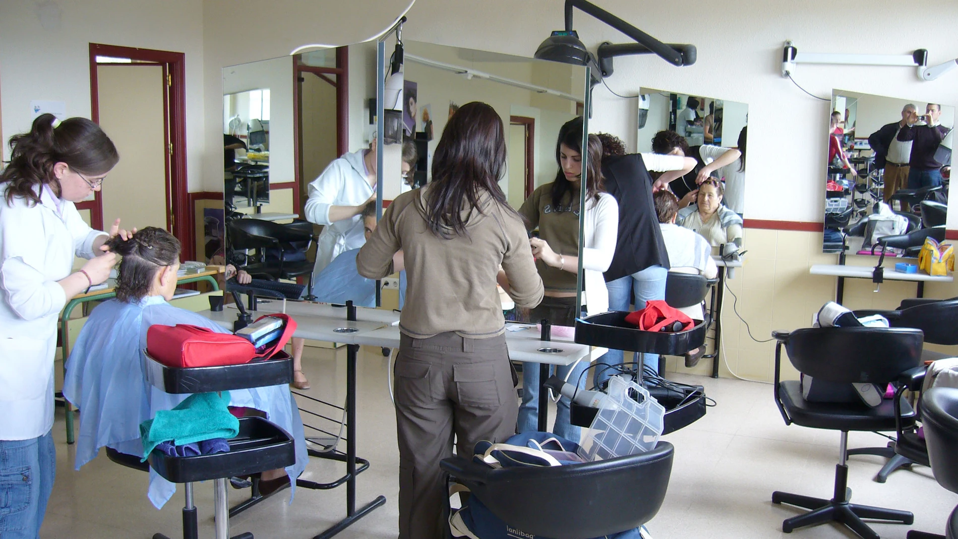 Empresarios de peluquerías y centros de estética de CLM reclaman que el IVA baje al 10% para evita la "ruina" del sector