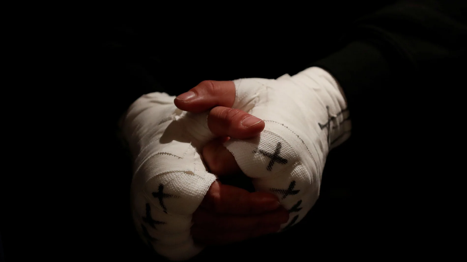 Foto de archivo de las manos de la boxeadora Miriam Gutiérrez "La Reina". REUTERS/Susana Vera
