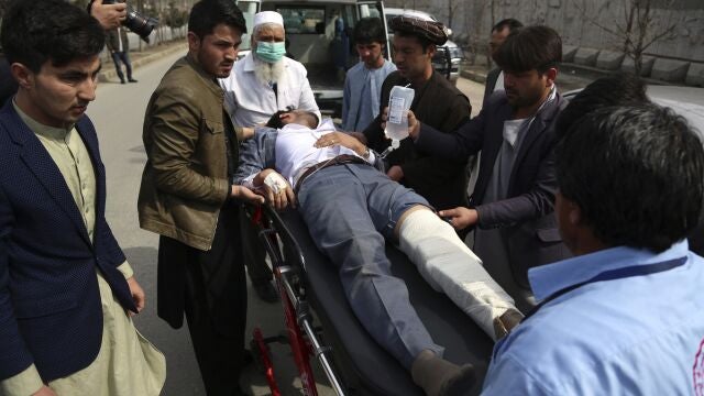 Una ambulancia se lleva a uno de los heridos en el atentado de este viernes en Kabul