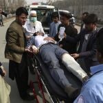 Una ambulancia se lleva a uno de los heridos en el atentado de este viernes en Kabul
