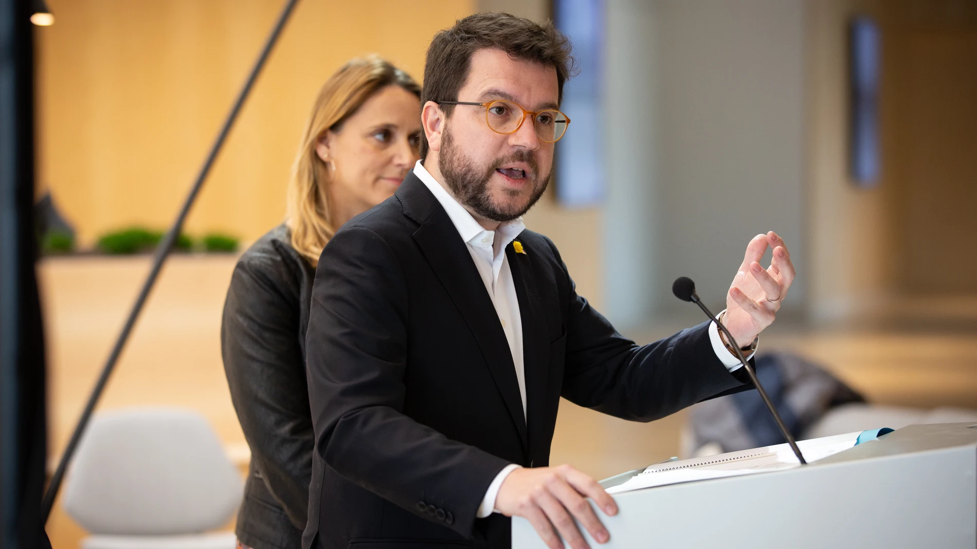 Pere Aragonès y Albert Castellanos visitan las nuevas instalaciones del Distrito Administrativo en Barcelona