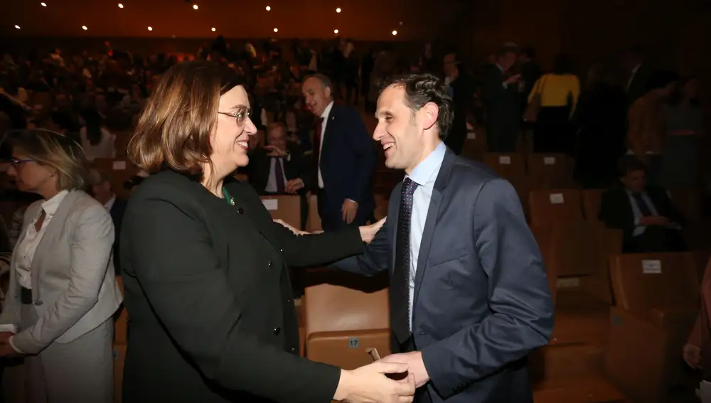 Àngeles Armisén y Conrado Ìscar se saludan, antes del encuentro