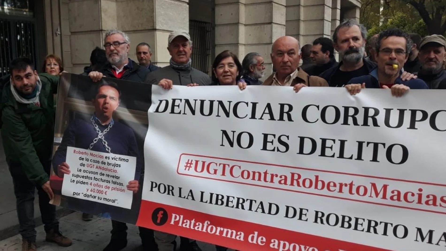 Un grupo de personas se concentró en su día a las puertas del juzgado en apoyo del ex trabajador de UGT-A