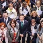 El presidente de la Diputación, Conrado Íscar, junto a las asistentes al Consejo Provincial de la Mujer