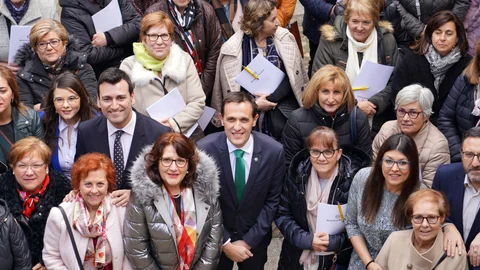 El presidente de la Diputación, Conrado Íscar, junto a las asistentes al Consejo Provincial de la Mujer