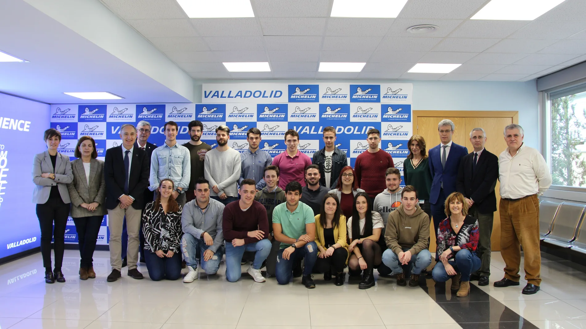 Foto de familia de algunos estudiantes que han hecho prácticas en Michelin junto al rector Antonio Largo y Bruno Arias, director dela fábrica