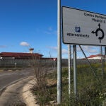 Un cartel indica la dirección a la entrada de la Cárcel de Valdemoro/Centro Penitenciario Madrid III, junto al exterior de la prisión