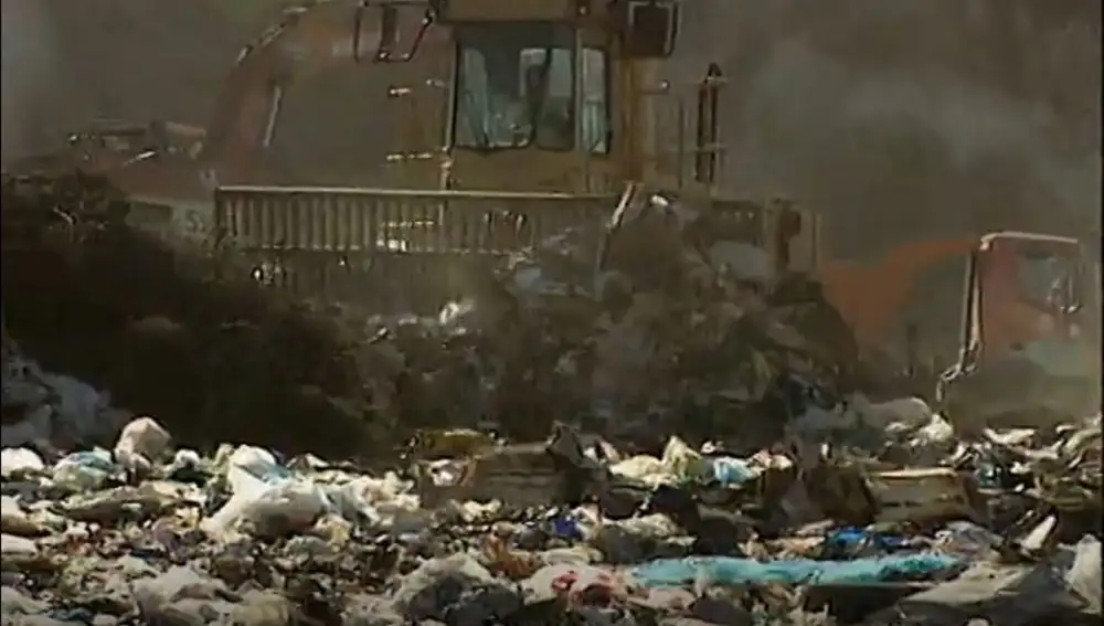 Una excavadora removiendo la basura del vertedero de Bens, Coruña, en busca del hombre sepultado / RTVE