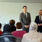 El presidente de la Junta de Andalucía, Juanma Moreno, junto al alcalde de la de La Puebla de Don Fadrique, Mariano García, hoy en la localidad granadina