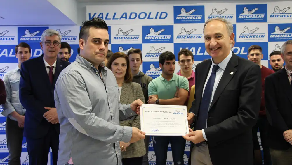 El rector de la UVa, Antonio Largo, entrega un diploma a uno de los estudiantes que ha hecho prácticas en Michelin