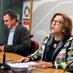 La consejera de Sanidad, Pilar Ventura (d) y el director general de Salud Pública, Francisco Javier Falo (i)