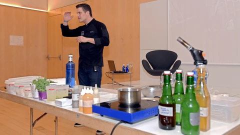 El chef Miguel Cobo realiza un recorrido por la evolución humana a través de un "showcooking"
