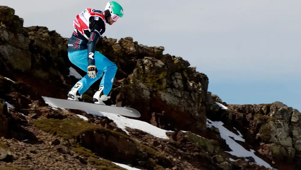 El snowboarder español, Lucas Eguibar,durante la final masculina de la Copa del Mundo FIS de Snowboardcross, este sábado en la estación de esquí de Sierra Nevada, en Granada. EFE/ Pepe Torres