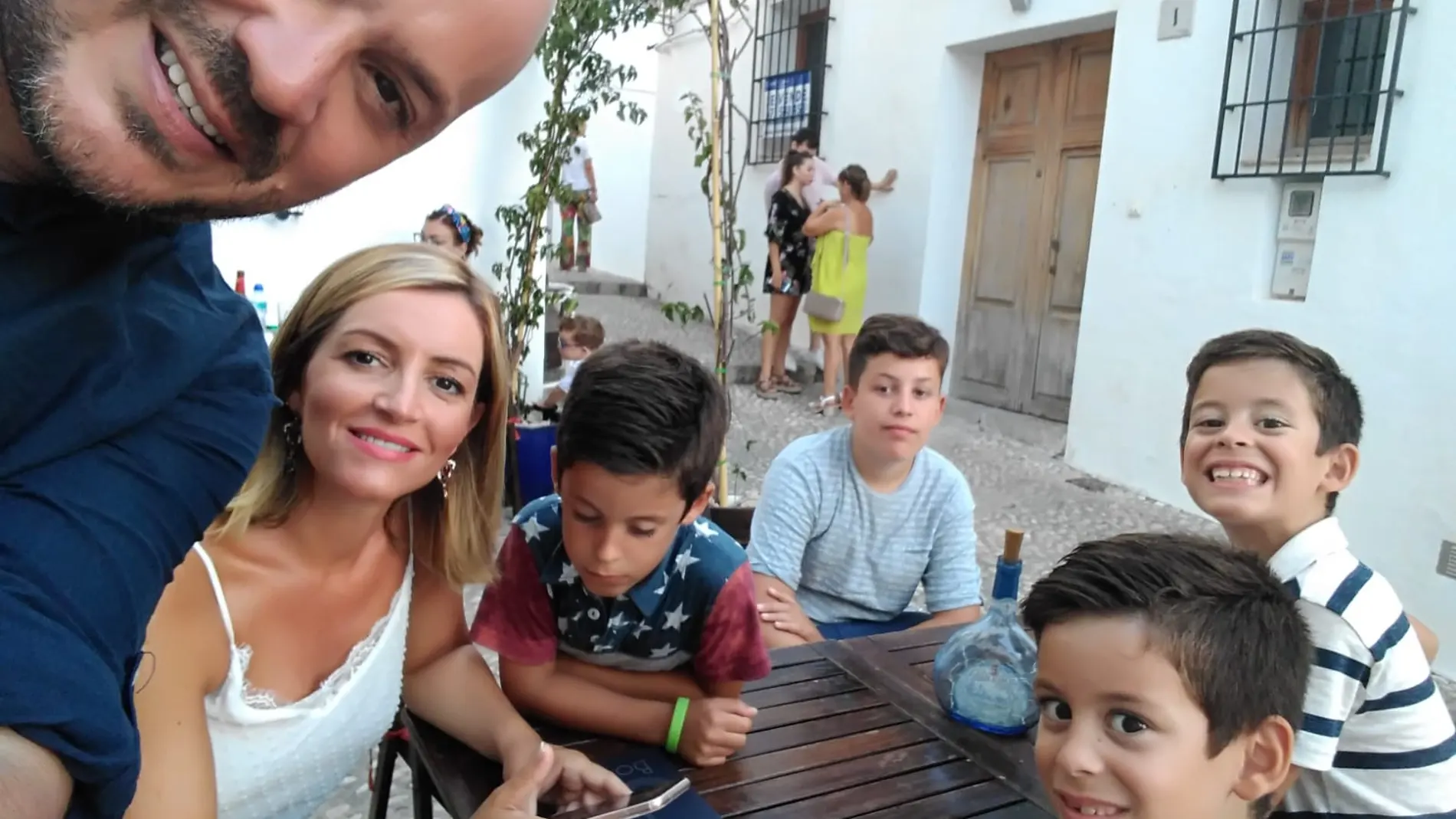 Silvia tiene 44 años, está casada con Nacho, trabaja y es madre de 4 niños, Iván, Alex, Héctor y Yago. Conozcamos su historia…