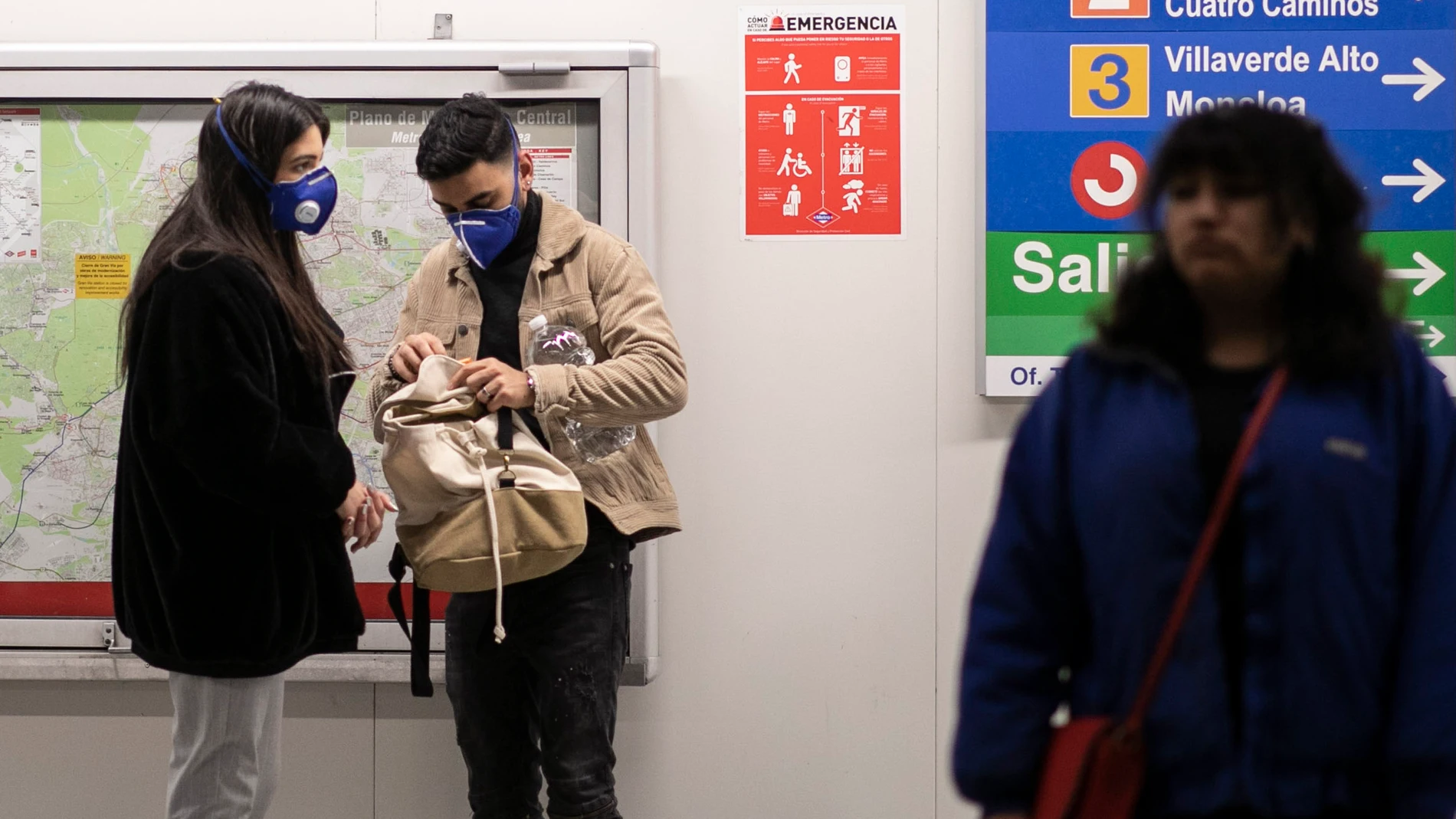 Dos personas con mascarillas en el metro de Madrid