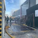  Aparatoso incendio se produce en una nave de reciclaje en San Blas 
