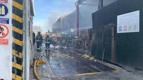 Arden 2.000 metros cúbicos de papel en el incendio de una nave de reciclajeEMERGENCIAS 11207/03/2020