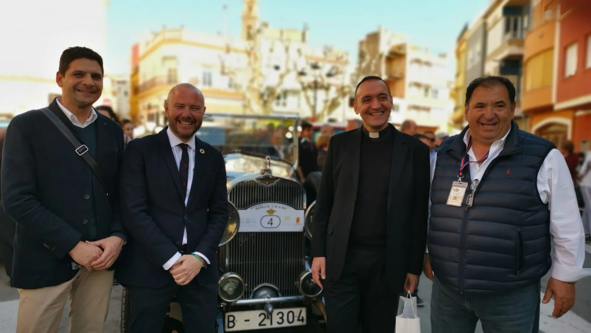 El presidente de la Diputación de Valencia recibió a los coches en La Font d'En Carrós