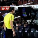 El colegiado Martínez Munuera revisa una jugada en el Barcelon-Real Sociedad