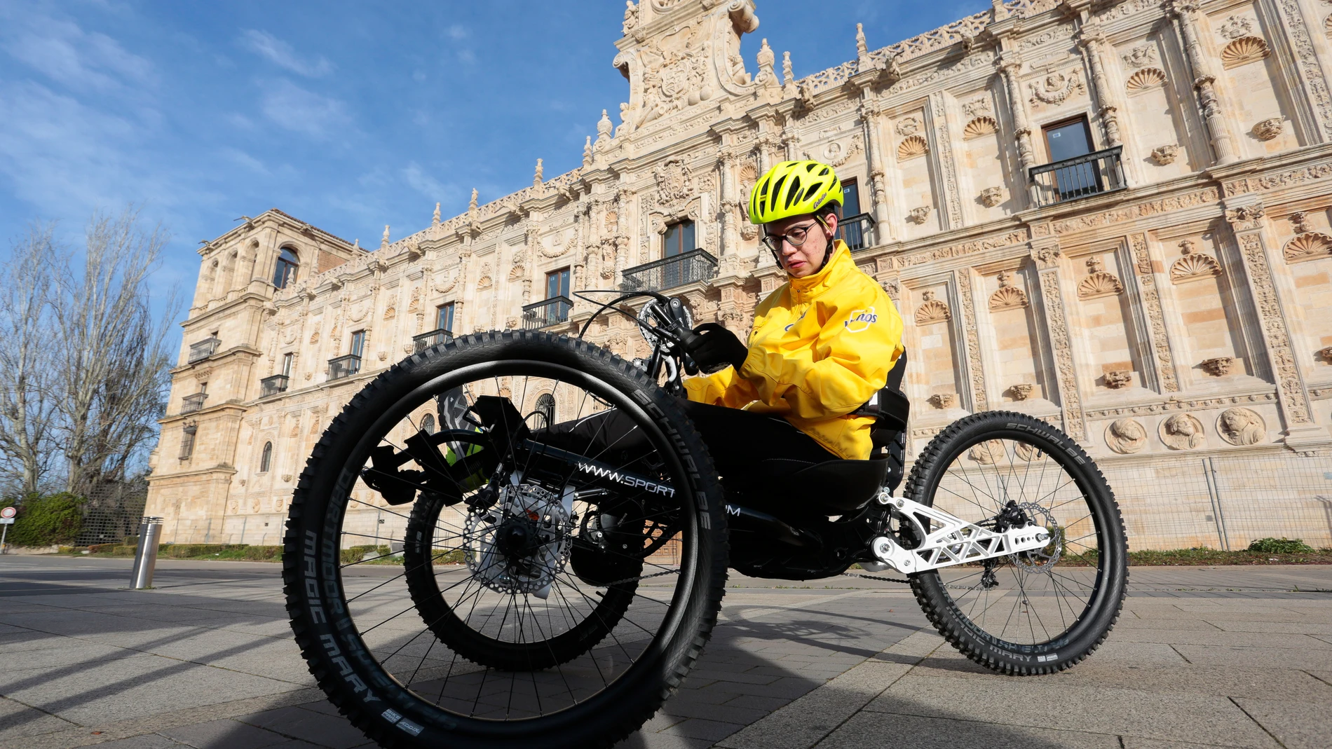 El joven Pedro Vázquez, de 17 años, inicia el Camino de Santiago en León con una bici adaptada donada por el Consejo Superior de Deportes y ColaCao
