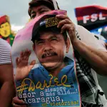 Simpatizante de Daniel Ortega en una marcha por el Día Internaciona de la Mujer