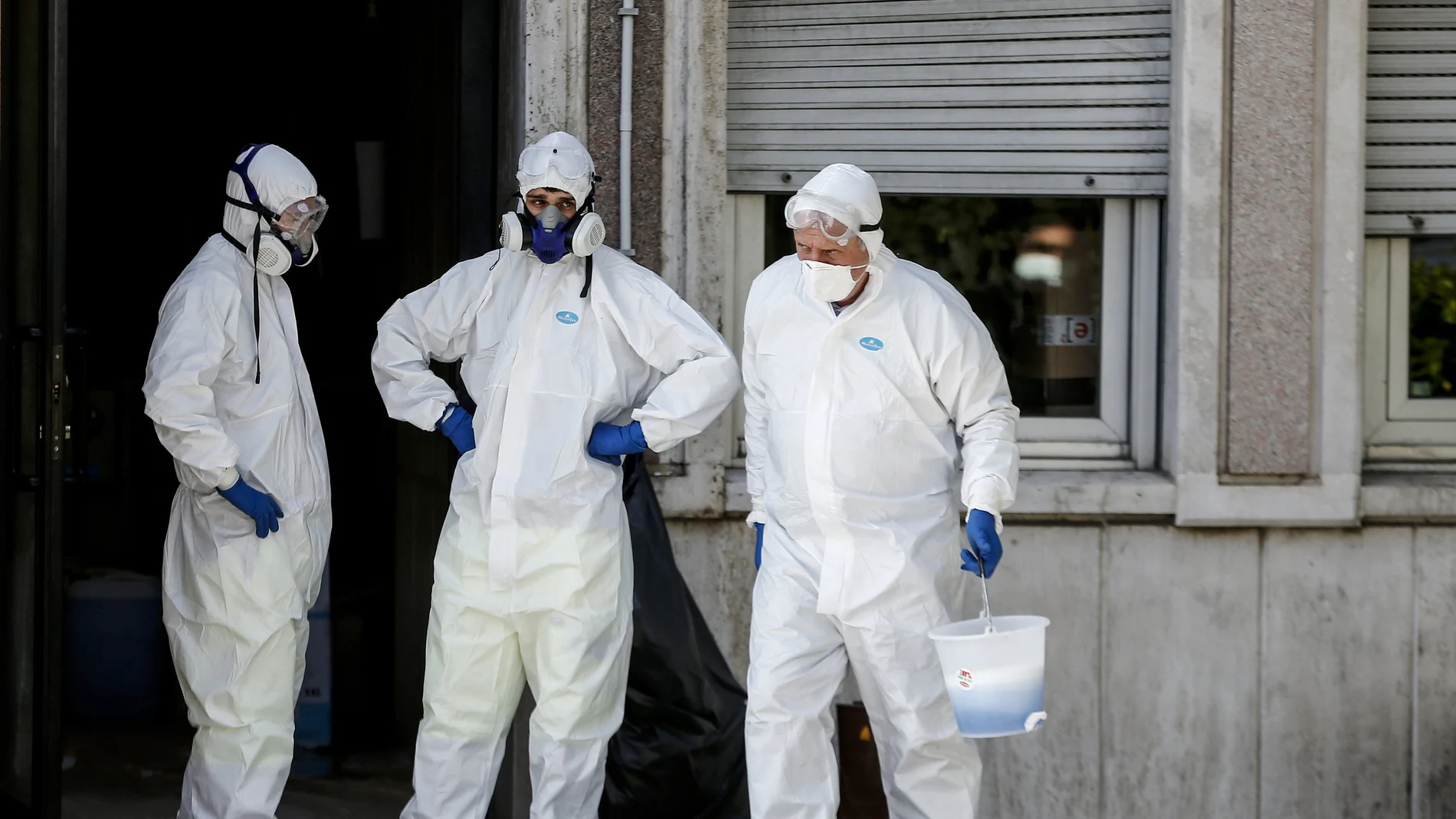 Trabajadores proceden a la desinfección de una zona afectada por el virus en el Lazio (Italia). (Cecilia Fabiano/LaPresse via AP)