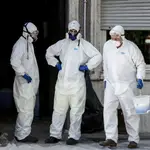 Trabajadores proceden a la desinfección de una zona afectada por el virus en el Lazio (Italia).  (Cecilia Fabiano/LaPresse via AP)