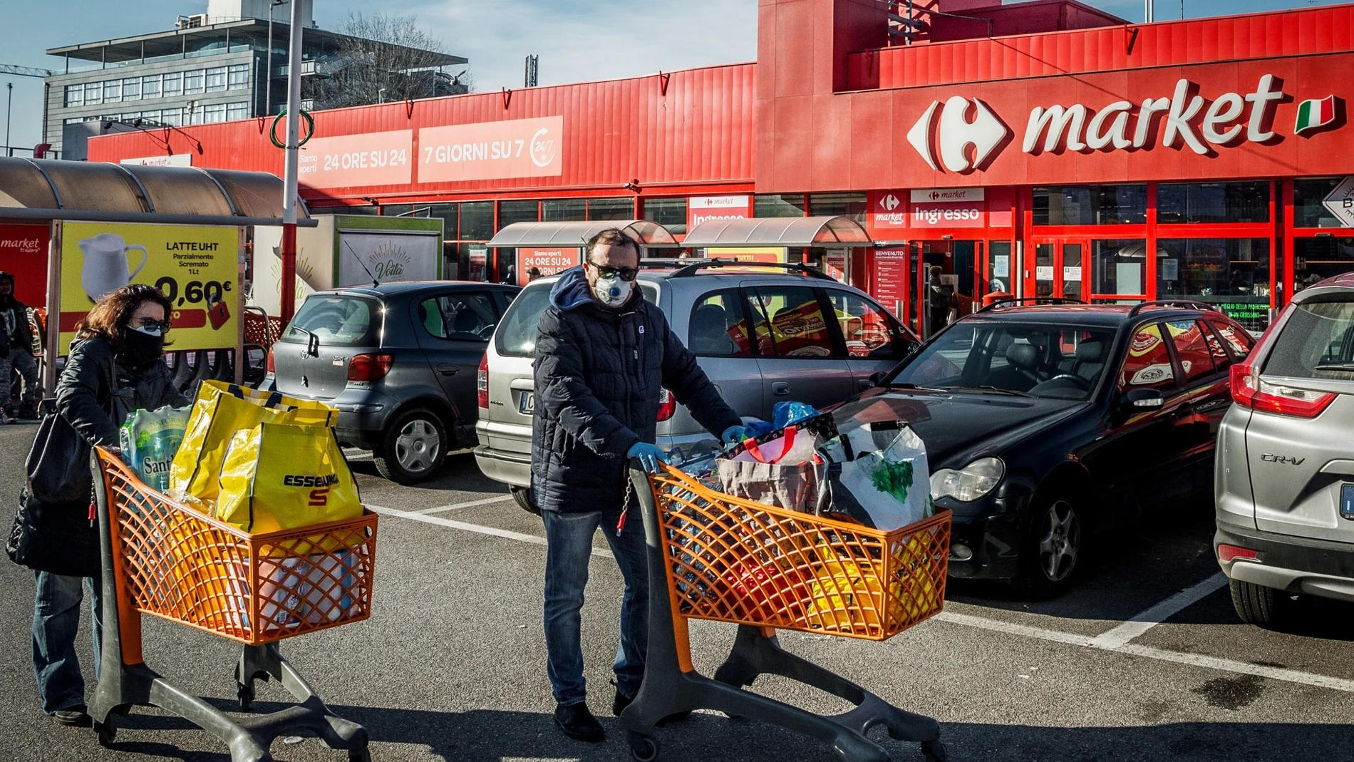 Residentes milaneses se abastecen de productos básicos en un supermercado en Milán