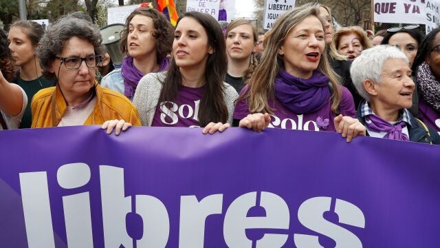 La ministra de Igualdad, Irene Montero, y la delegada del Gobierno contra la Violencia de Género, Victoria Rosell, en la manifestación de Madrid