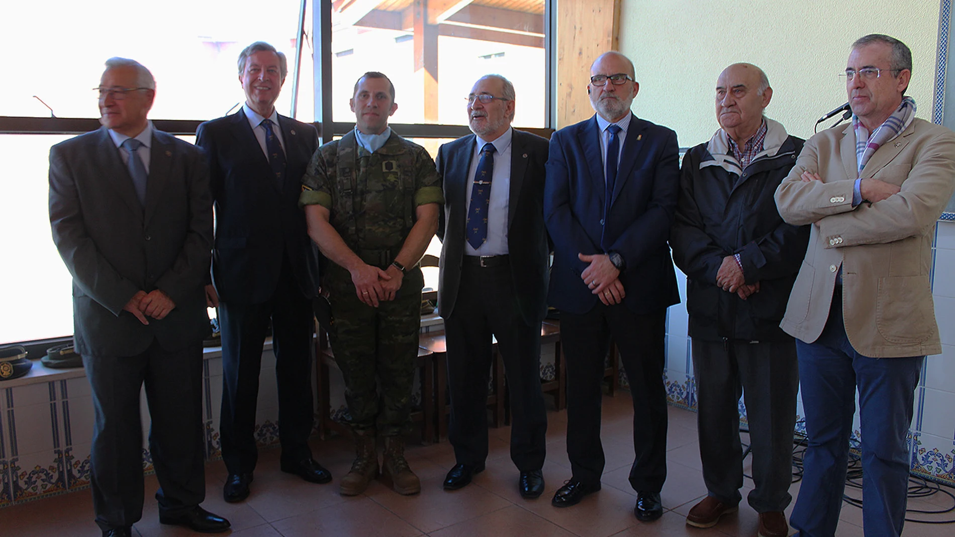 Autoridades presentes en el aniversario de la fundación del Regimiento, con la presecia de José Luis Sumillera Calvo y el coronel Juan José Soto, entre otros