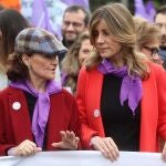 Begoña Gómez (d), esposa del presidente de España, Pedro Sánchez, conversa con la vicepresidenta primera del Gobierno, Carmen Calvo (i), en la manifestación por el Día de la Mujer el pasado domingo en Madrid